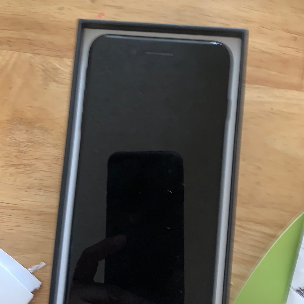 iPhone 7 Plus - Picture 2 of 8
